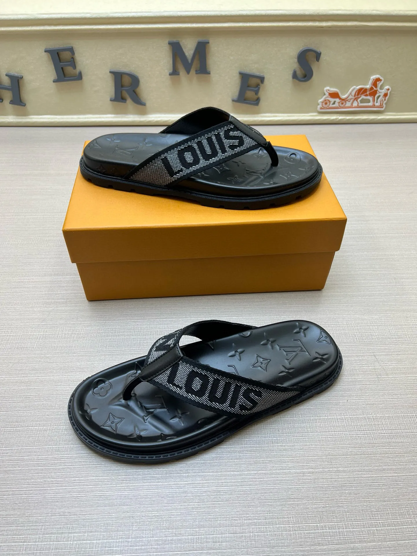 P270🏆Louis Vuitton 🏆[Louis Vuitton] Spring/Summer 2025 [Men's Flip Flops] 🎯🎯As an active family in the fashion industry ⭐ Lv is characterized by bold innovation ⚡Create this casual business style for Chinese fashionable men ✨The fabric is made of imported high-grade cowhide 🔥 Clean and neat ⚡Fashionable and elegant🌹Breathable, sweat-absorbent and deodorant👈So luxurious, high-end and domineering. 👍Must be sold if you repost the picture. Number of yards: 38--46. Color: 🎉 For large quantities. Welcome to repost.